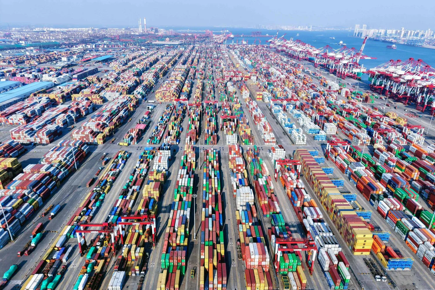 آلاف الحاويات في طريقها إلى التصدير بميناء قينغداو شرق الصين (أ.ف.ب)
