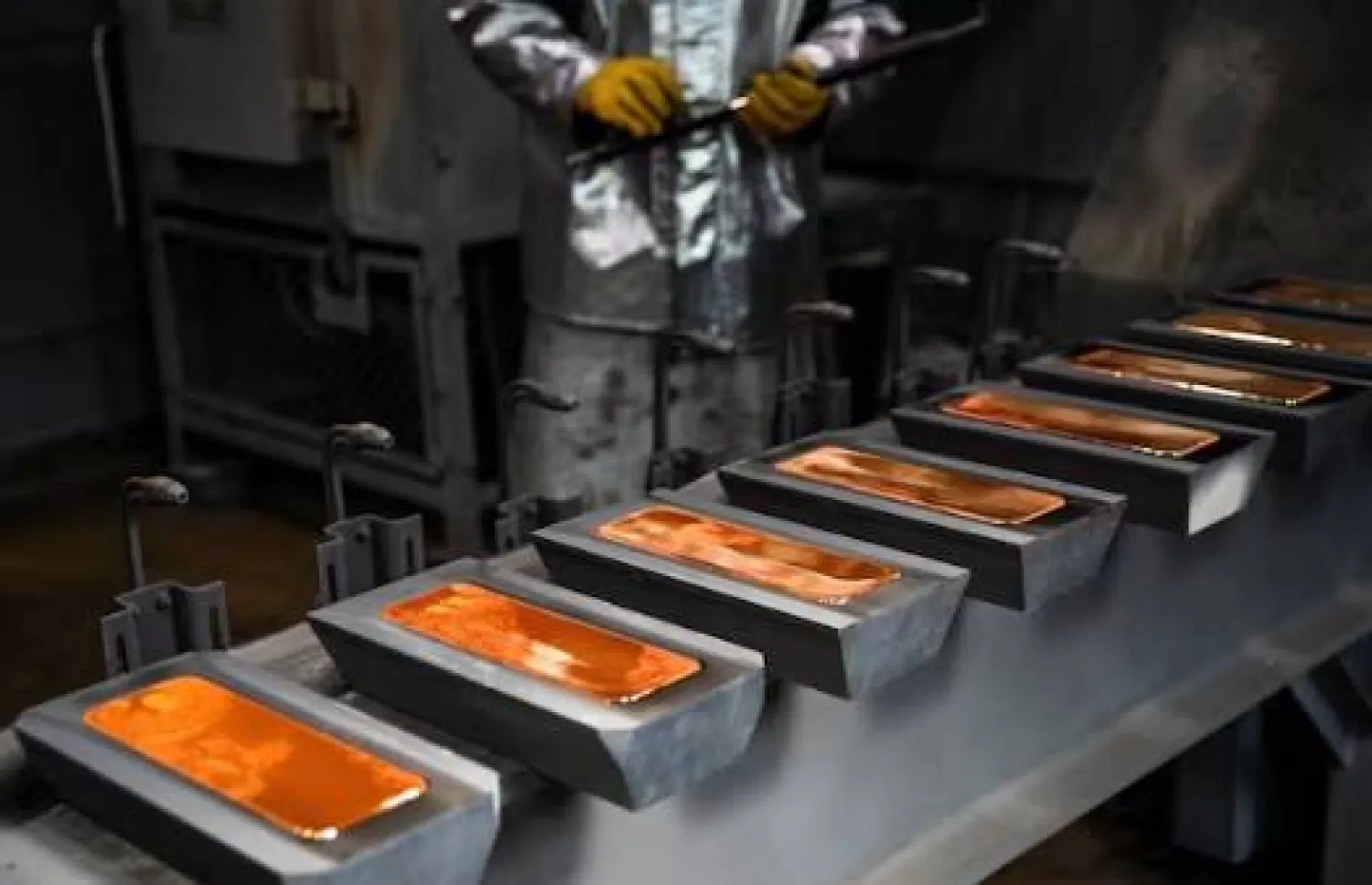 موظف يصب سبائك ذهب نقية في مصنع «كراتسفيتميت» في كراسنويارسك بروسيا (رويترز)