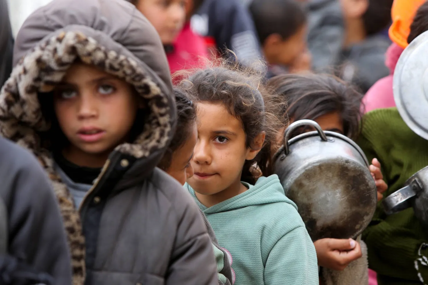 أطفال في خان يونس (رويترز)