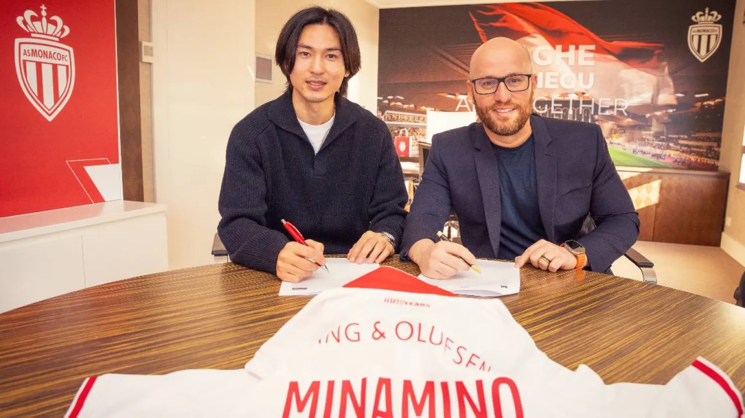 مينامينو خلال توقيع العقود (نادي موناكو) 