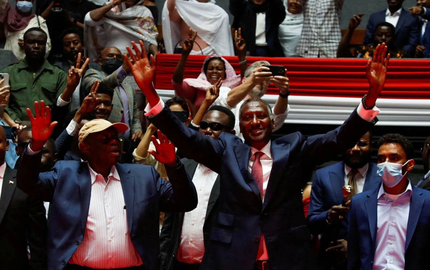 صورة من مراسم توقيع «قوات الدعم السريع» السودانية وحلفائها على دستور يمهّد الطريق إلى تشكيل حكومة موازية (رويترز)