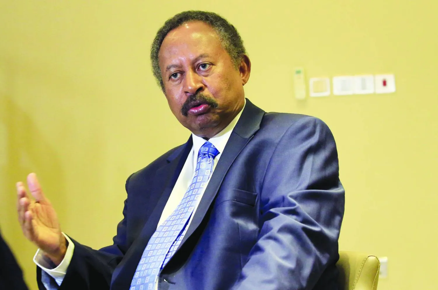 رئيس الوزراء السابق عبد الله حمدوك رفض فكرة قيام حكومة موازية (رويترز)