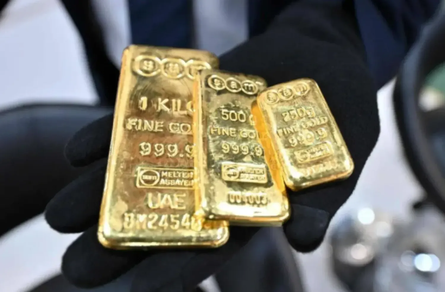 A participant shows gold bars during the 21st edition of the international gold and jewelry exhibition at the Kuwait International Fairgrounds in Kuwait City on May 23, 2024. (Photo by Yasser AL ZAYYAT / AFP)
