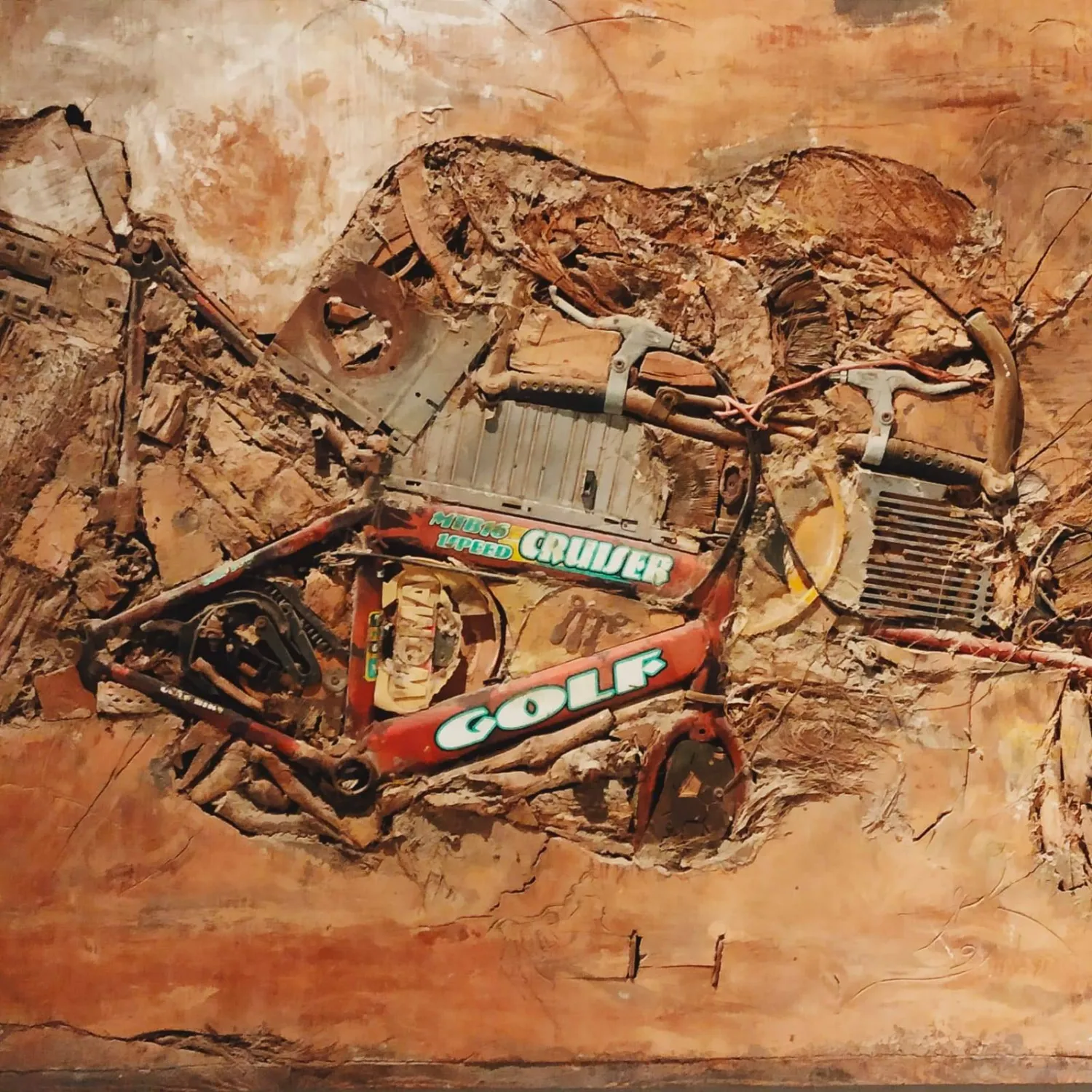 لوحة لفنان سعودي استخدم فيها خامات مختلفة (الشرق الأوسط)