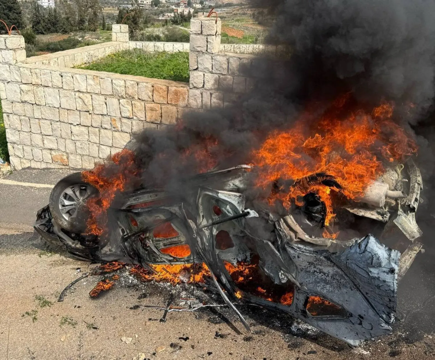 آثار غارة جوية إسرائيلية استهدفت سيارة (الوكالة الوطنية)