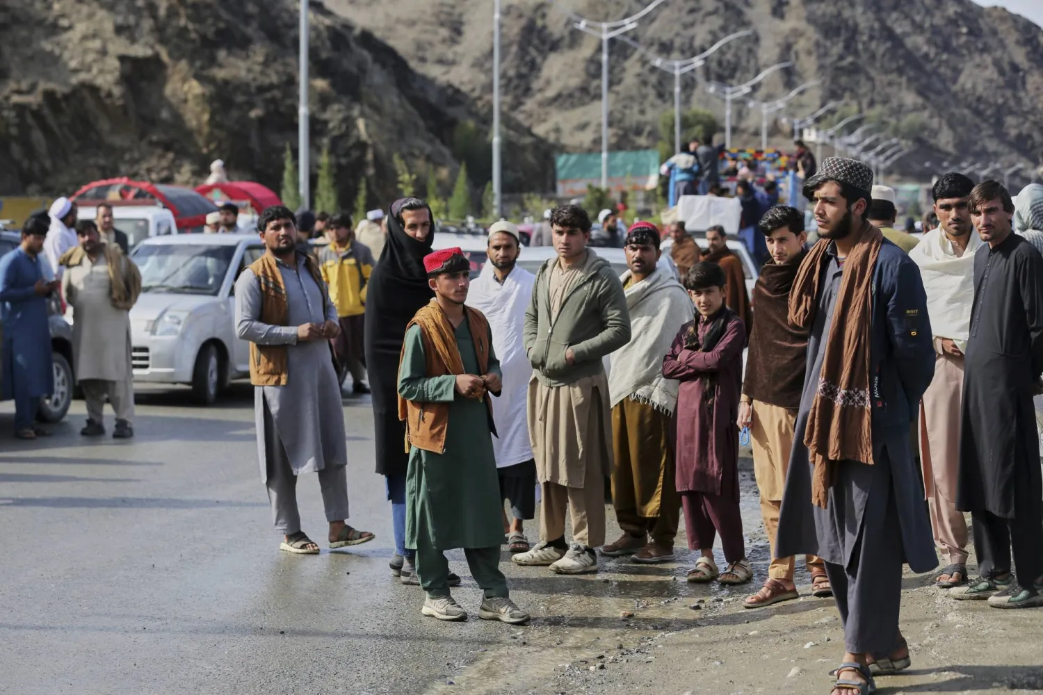 أفغان ينتظرون عبور معبر تورخام المغلق مع باكستان، حيث تبادلت القوات الباكستانية والأفغانية إطلاق النار بين عشية وضحاها في تورخام بأفغانستان يوم الاثنين 3 مارس آذار 2025 (أ.ب)