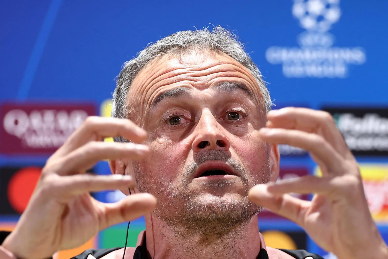 لويس إنريكي خلال شرحه كيفية إيقاف هجوم ليفربول (أ.ف.ب)