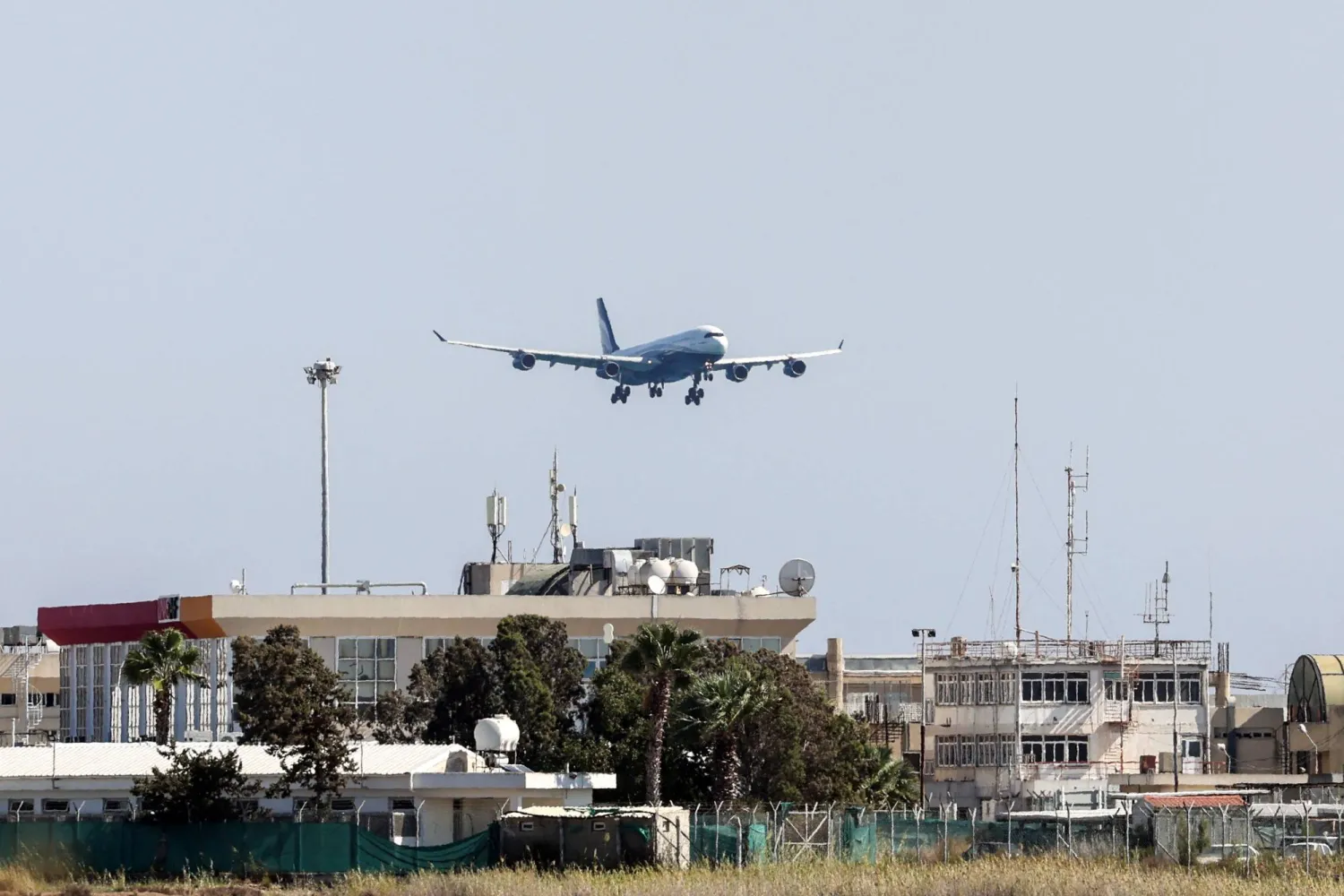 طائرة تقلع من مطار بيروت (أرشيفية - رويترز)