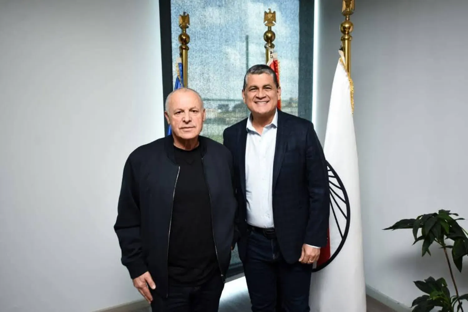 الكولومبي أوسكار رويز (يمين) إلى جانب هاني أبو ريدة (الاتحاد المصري)