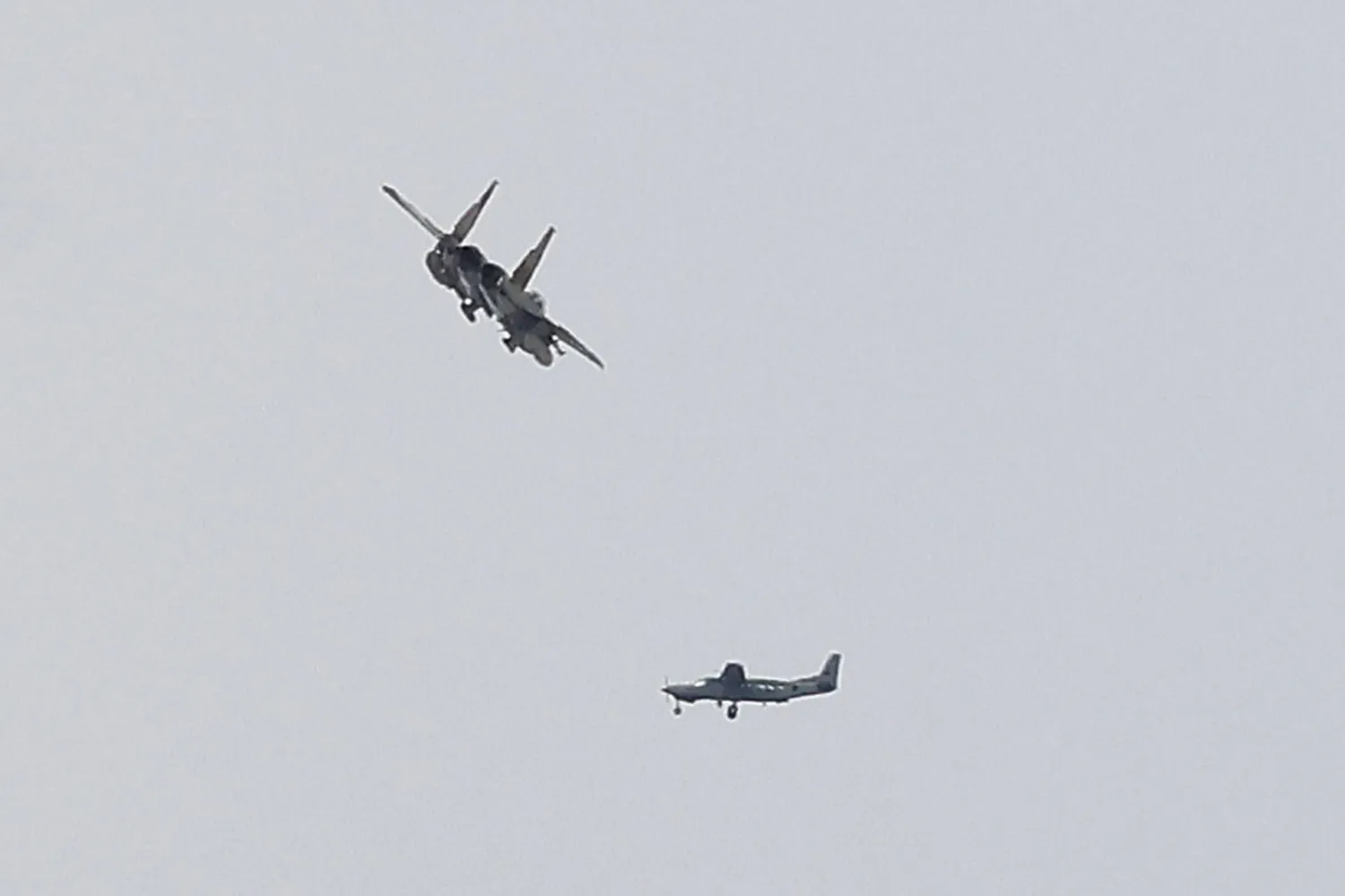 طائرة عسكرية إسرائيلية تحلق في الأجواء اللبنانية فوق مدينة بيروت (أ.ف.ب)