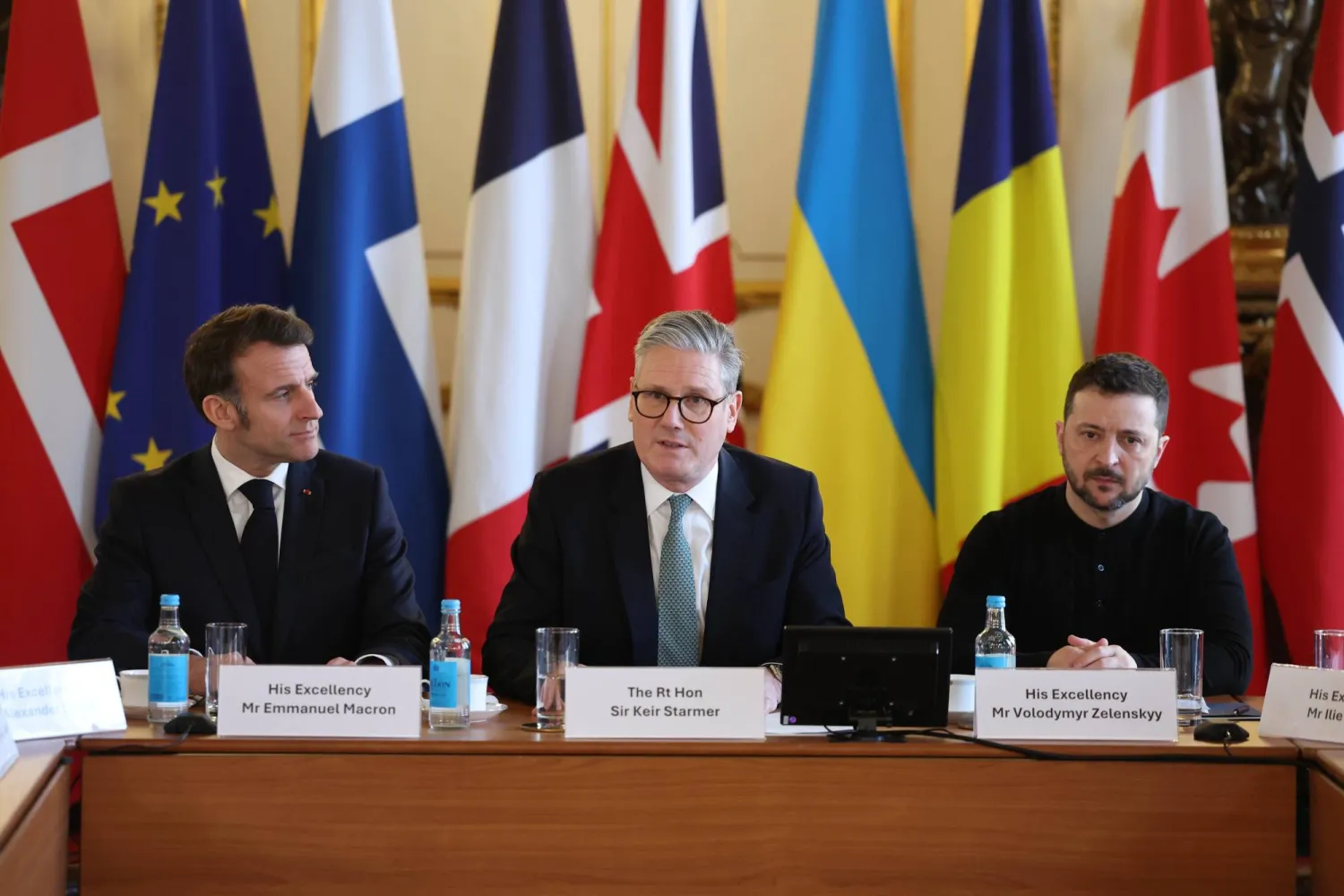 الرئيس الفرنسي إيمانويل ماكرون (يسار) ورئيس الوزراء البريطاني كير ستارمر (وسط) والرئيس الأوكراني فولوديمير زيلينسكي يحضرون اجتماعاً في لندن (إ.ب.أ)