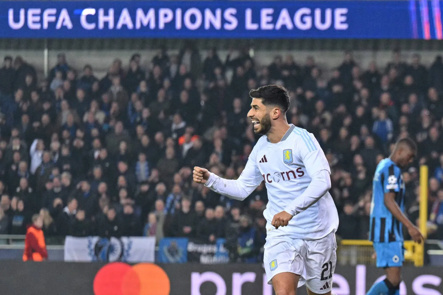 الإسباني ماركو أسنسيو تألق في فوز فيلا على بروغ (أ.ف.ب)