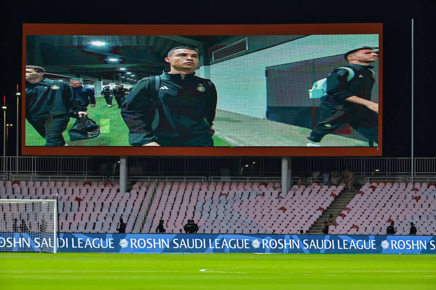 حافلة النصر وصلت بعد موعد انطلاق المواجهة بما يقارب 9 دقائق (تصوير: محمد المانع)