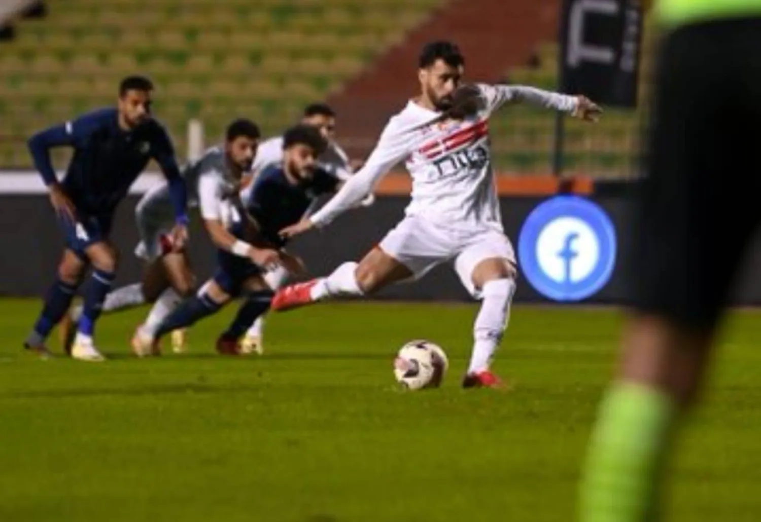 عبد الله السعيد يسدد ركلة الجزاء مفتتحاً أهداف الزمالك في إنبي (نادي الزمالك)
