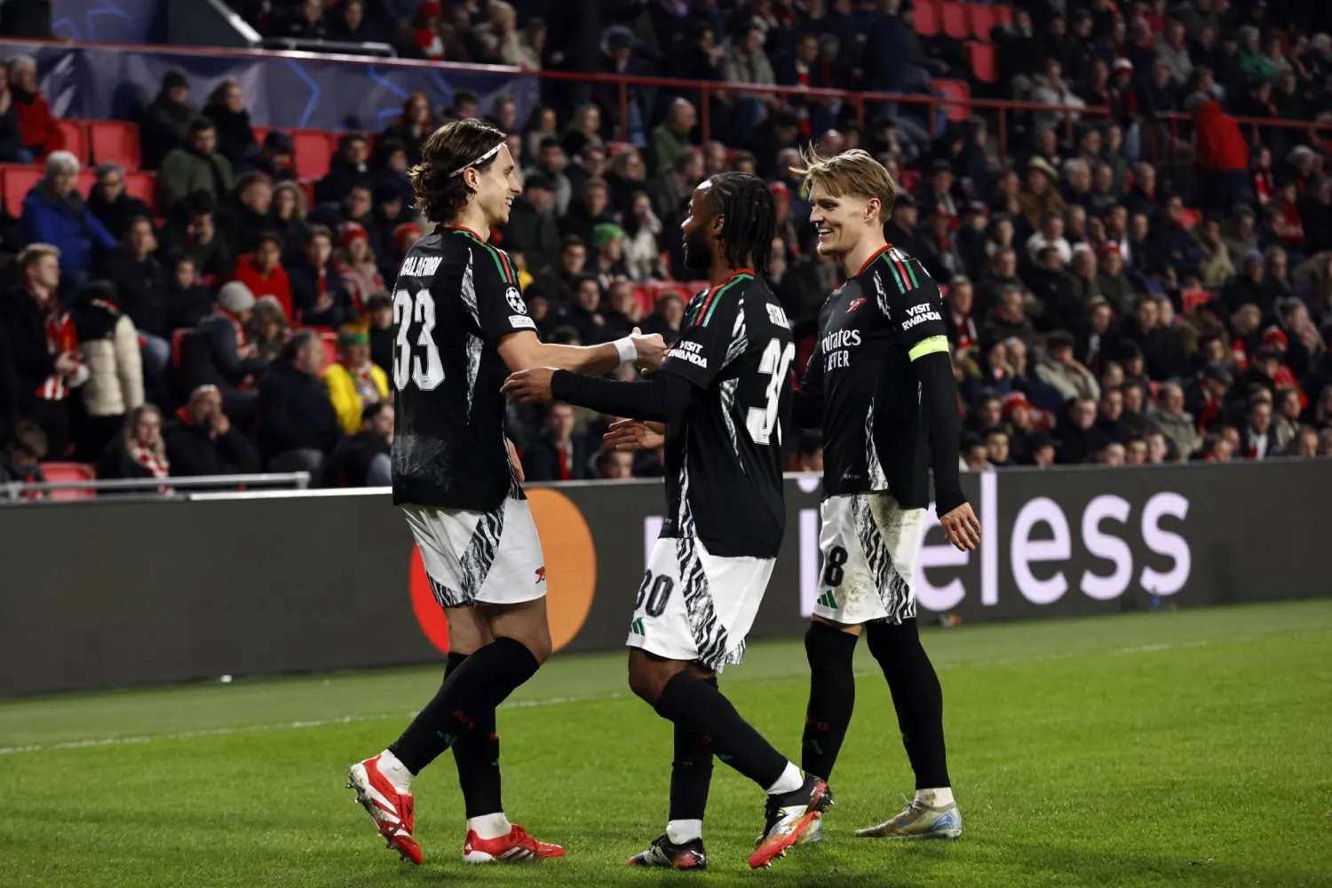 احتفالية آرسنال بالتسجيل تكررت سبع مرات في مواجهة أيندهوفن (إ.ب.أ)