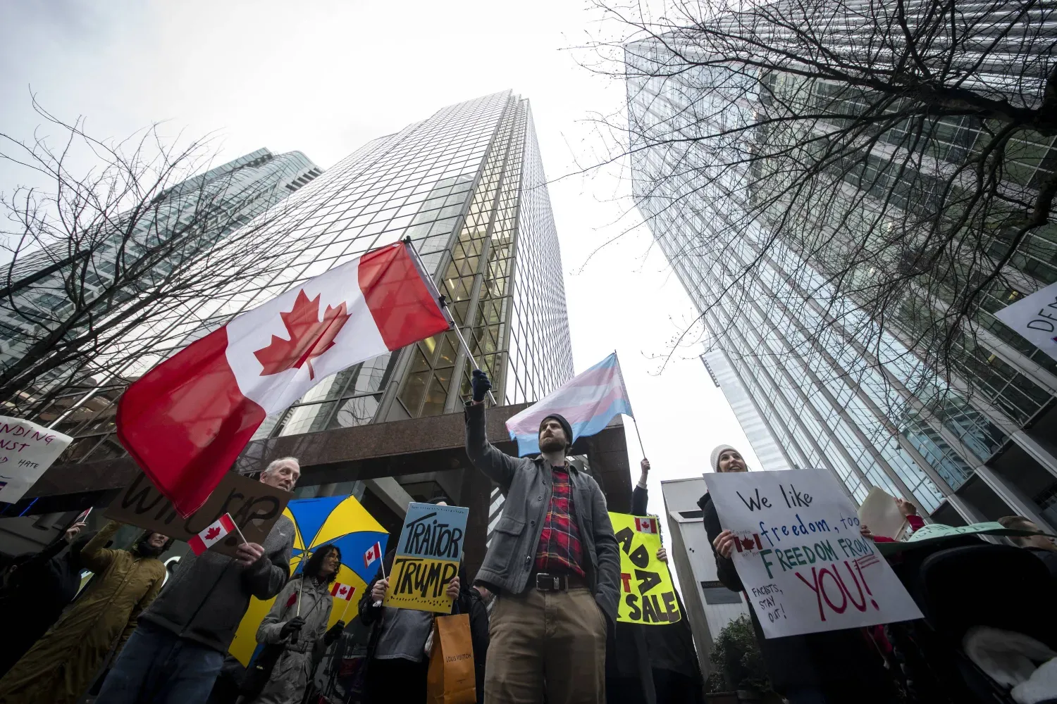 Kanada'nın British Columbia eyaletinde ABD gümrük vergilerini kınayan bir gösteri (AP)