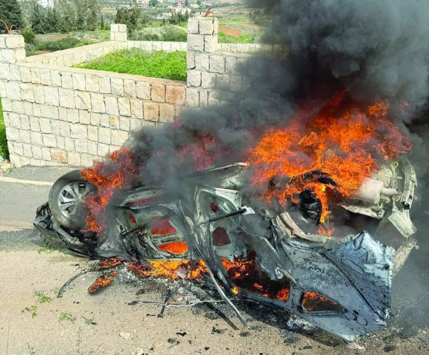 آثار غارة جوية إسرائيلية استهدفت سيارة (الوكالة الوطنية)