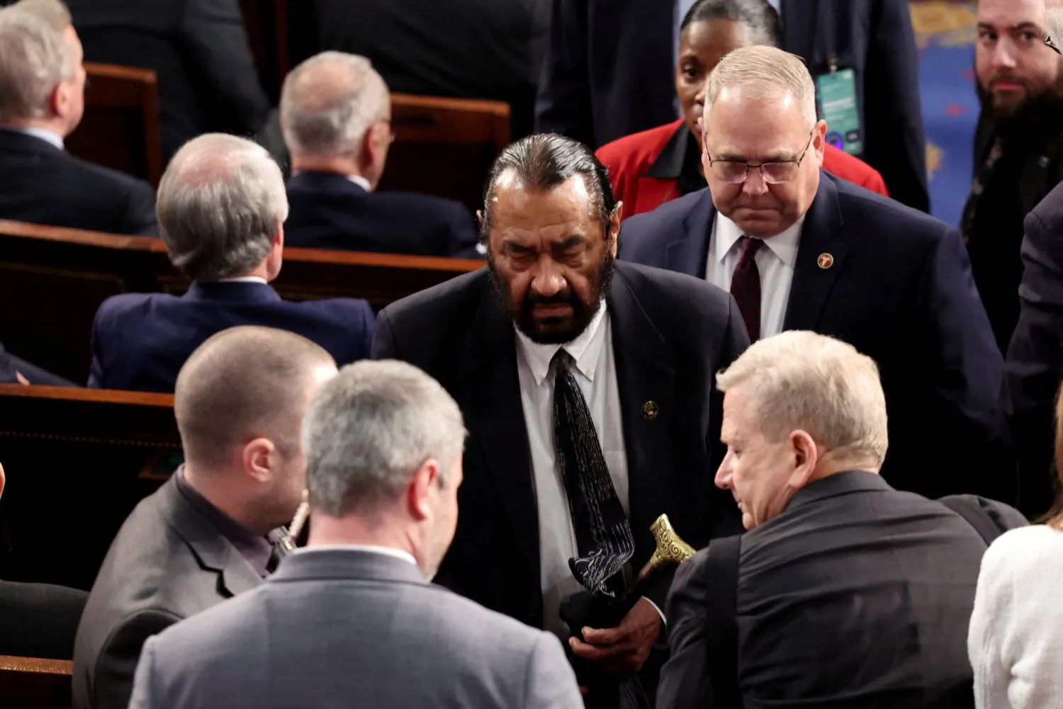 النائب المخضرم من ولاية تكساس آل غرين خلال إخراجه من القاعة (رويترز)