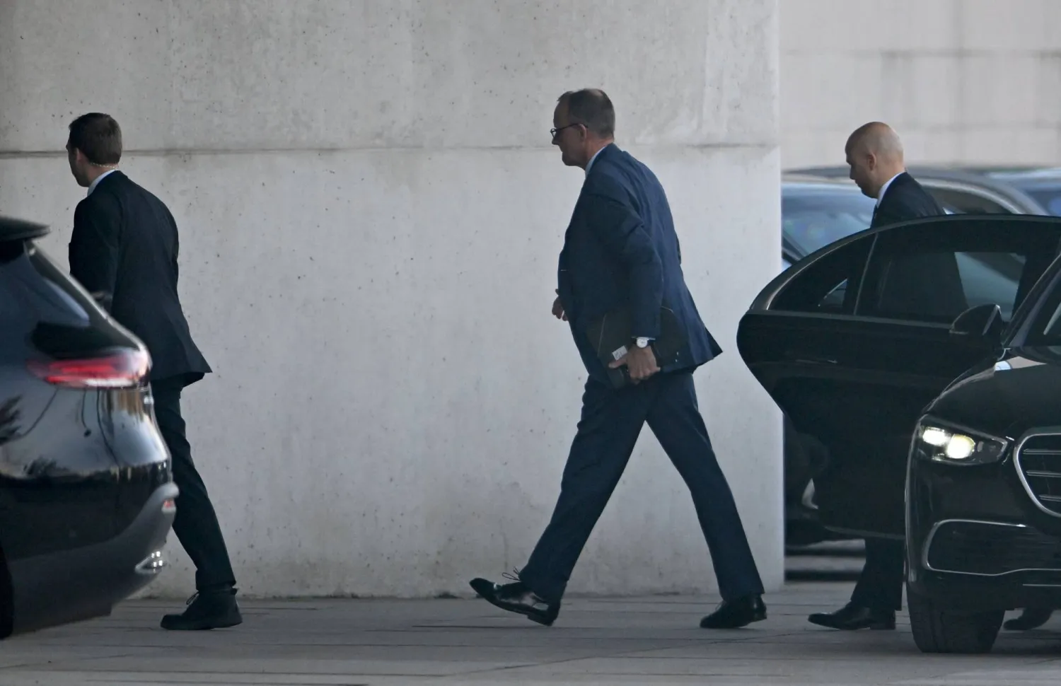 فريدريش ميرتس زعيم «حزب الاتحاد الديمقراطي المسيحي المحافظ» في ألمانيا يصل إلى اجتماع في المستشارية ببرلين (أ.ف.ب)