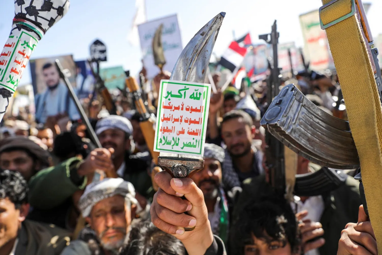 مناصرون للجماعة الحوثية خلال حشد في صنعاء دعا له زعيمهم (رويترز)