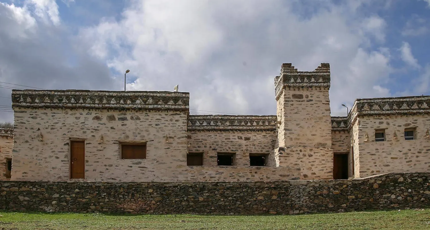 المسجد مبني بالحجر ويعلو سطحه منارة وفيه تفاصيل معمارية فريدة (واس)