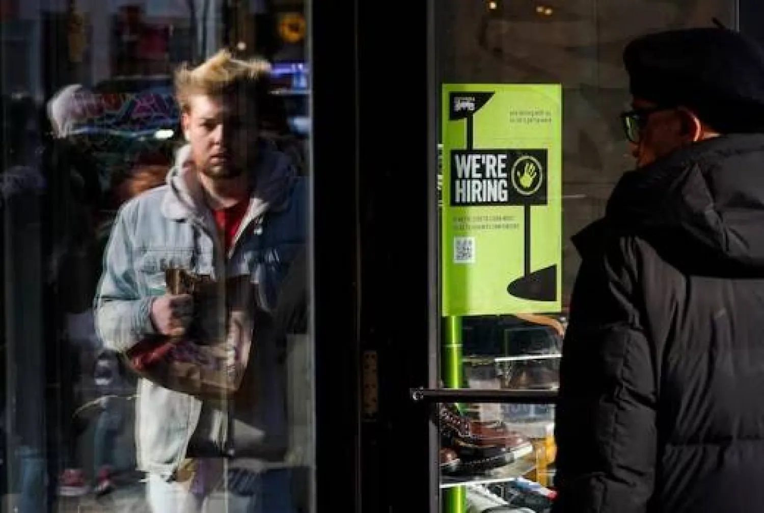 لافتة «نحن نوظّف» في متجر خلال موسم العطلات بنيويورك (رويترز)