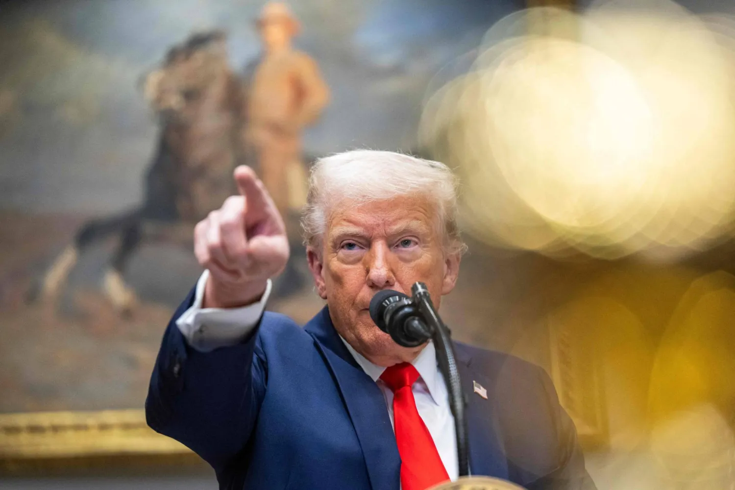 الرئيس الأميركي دونالد ترمب متحدثاً من غرفة روزفلت بالبيت الأبيض (أ.ف.ب)