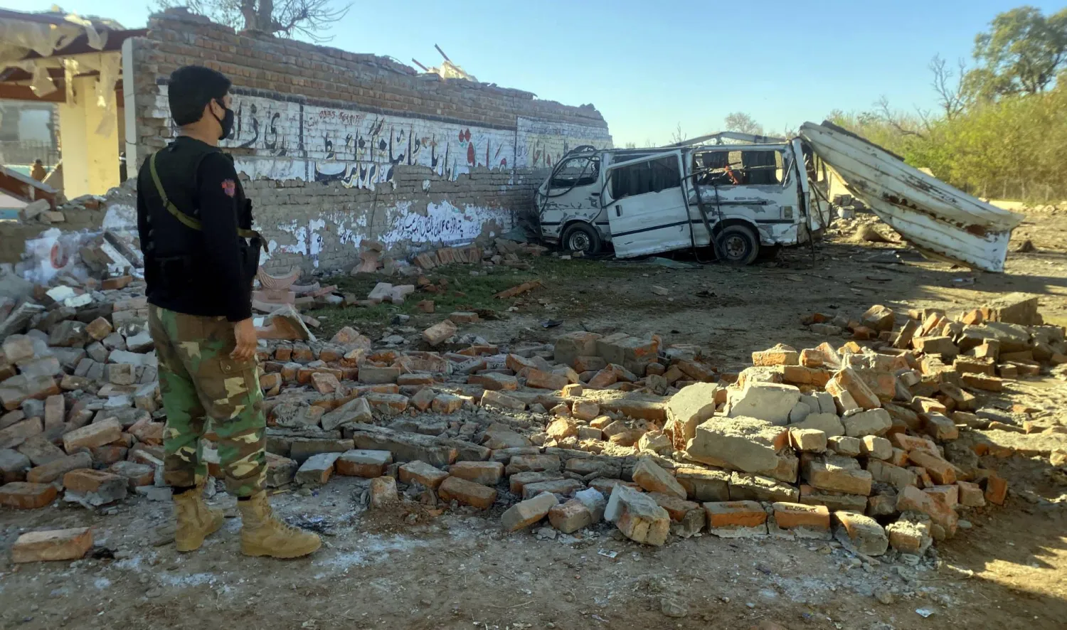 جانب من الدمار الذي أصاب الثكنة العسكرية في «بانو» (إ.ب.أ)