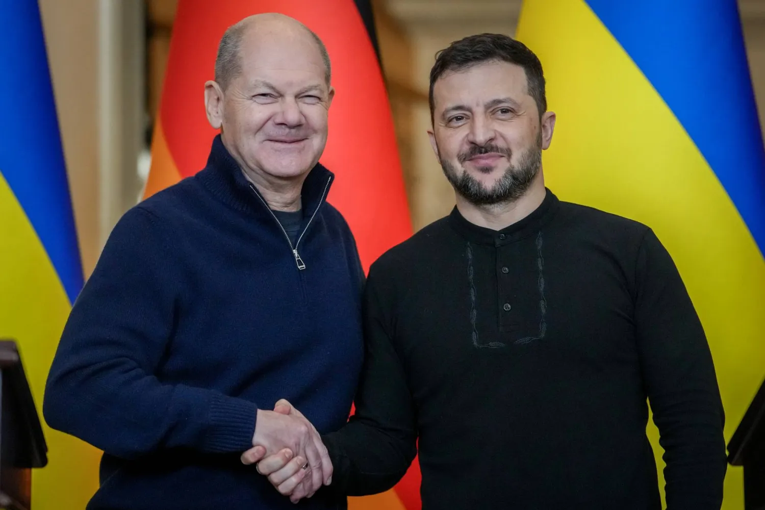 صورة ملتقطة في 2 ديسمبر 2024 في العاصمة الأوكرانية كييف تظهر المستشار الألماني أولاف شولتس يصافح الرئيس الأوكراني فولوديمير زيلينسكي عقب مؤتمرهما الصحافي المشترك (د.ب.أ)