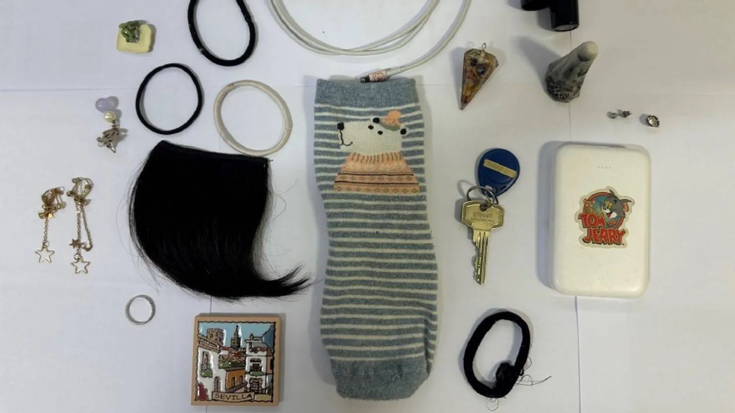 متعلقات النساء التي وُجدت بحوزة زو (سكاي نيوز)