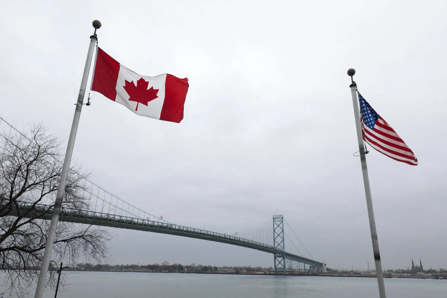 شاحنات تعبر جسر السفير بين وندسور بكندا وديترويت بميشيغان (أ.ف.ب)