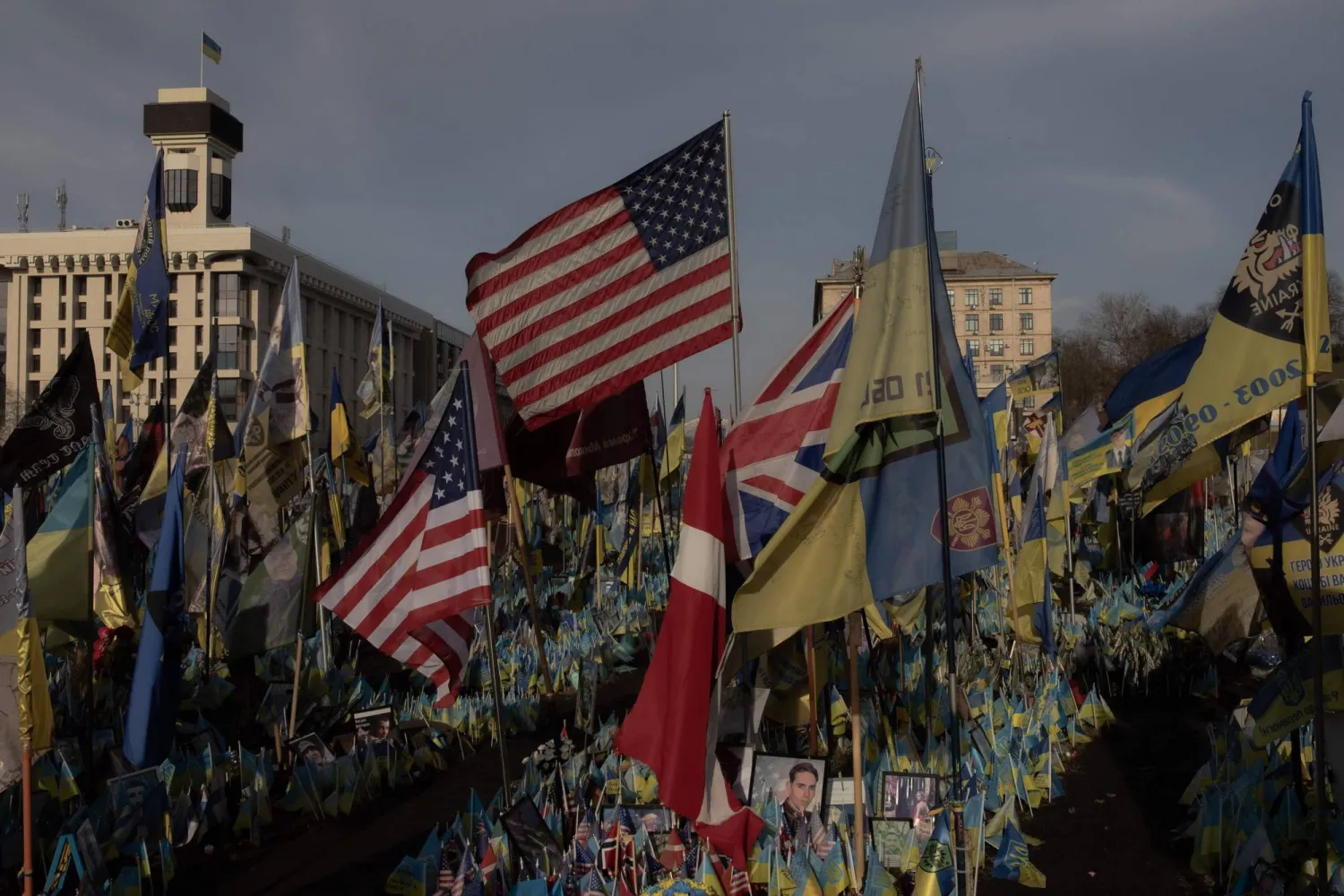 أعلام أميركية وأوكرانية عند نصب تذكاري للمقاتلين الأوكرانيين والأجانب الذين سقطوا في ساحة الاستقلال في كييف (أ.ف.ب)