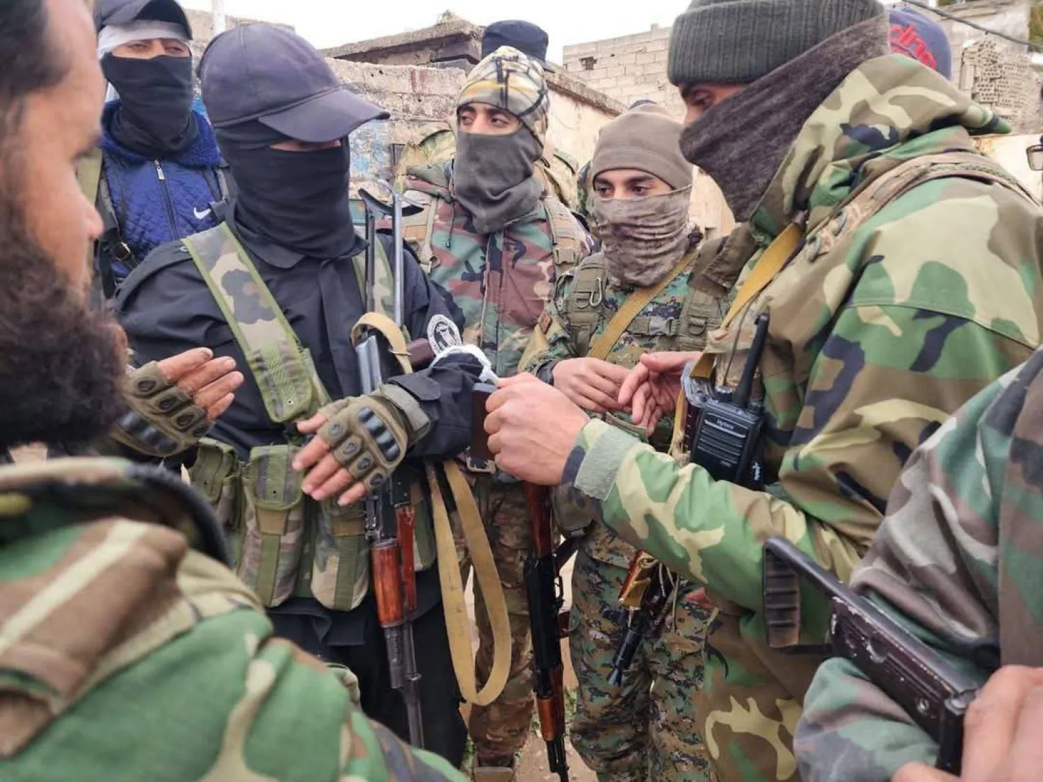 تجمع لقوات وزارة الدفاع وإدارة الأمن العام في الصنمين بريف درعا ضد ميليشيا «الأمن العسكري»