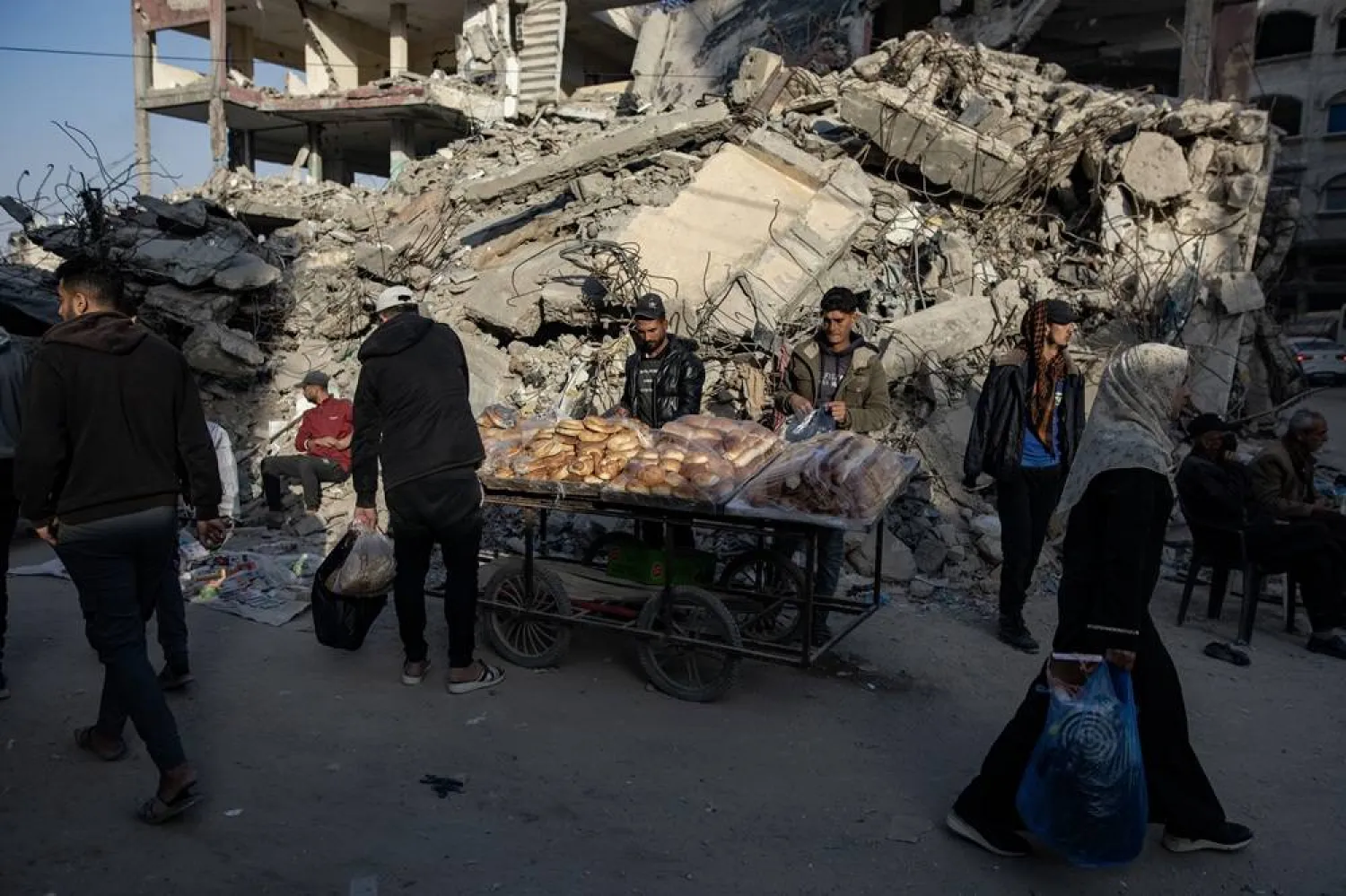  Palestinians shop at a market during the holy month of Ramadan in the city of Khan Younis, southern Gaza Strip, 05 March 2025. (EPA)