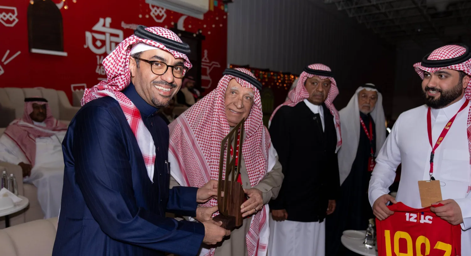 الرزيزاء لدى تكريمه علي البلوشي أول رئيس لنادي القادسية (نادي القادسية)