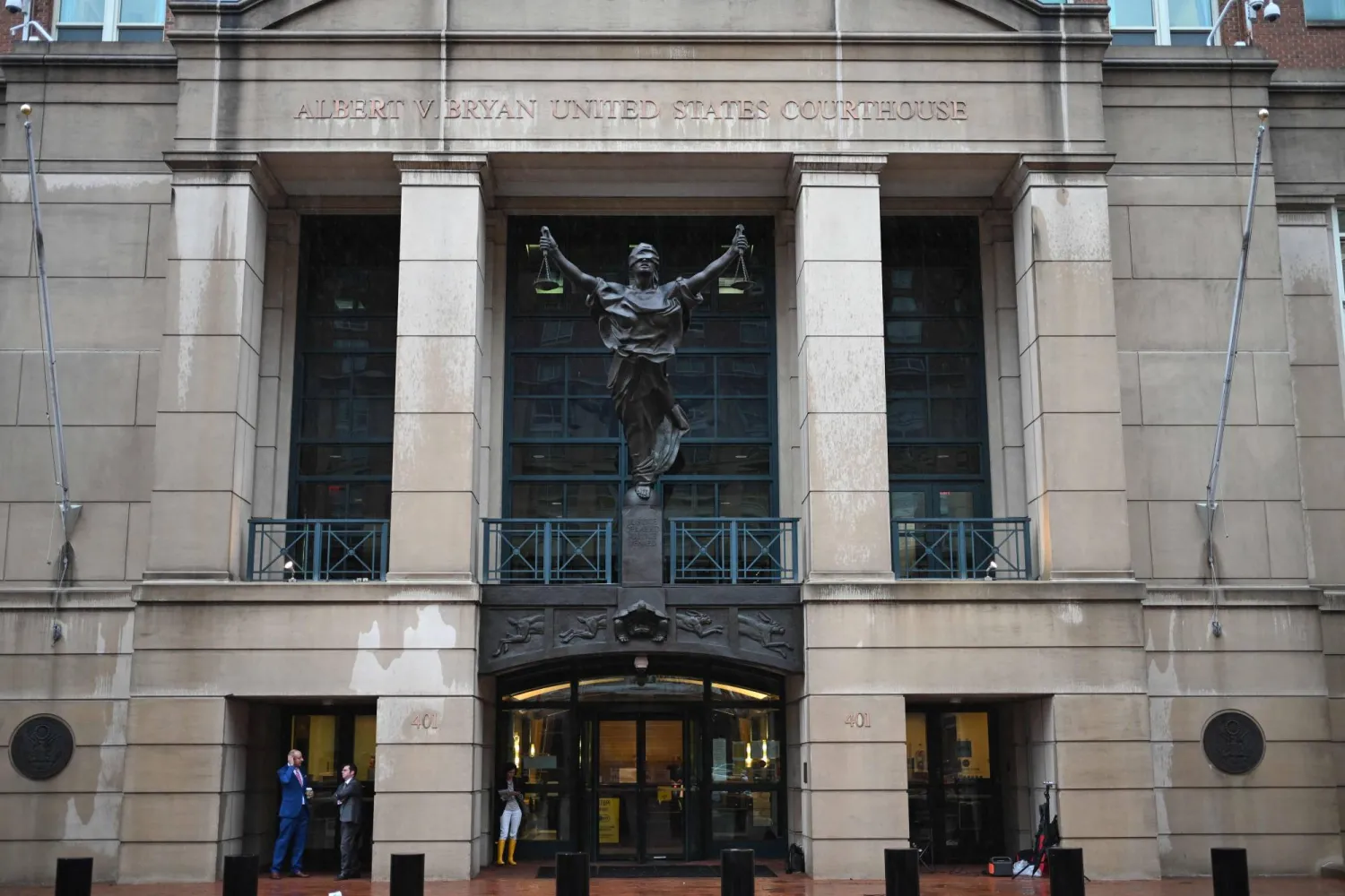 لقطة تظهر محكمة في الإسكندرية بالقرب من العاصمة الأميركية واشنطن حيث يحاكم المتّهم محمد شريف الله (أ.ف.ب)