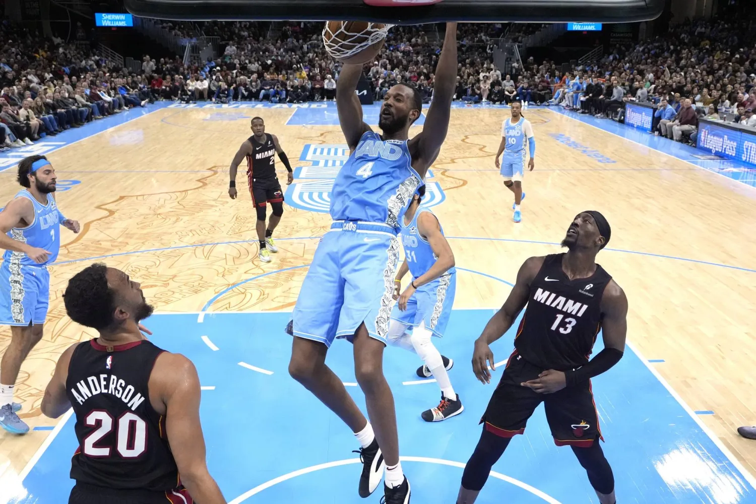 تألق في صفوف الفائز دونوفان ميتشل بتسجيله 26 نقطة في مباراة متقلبة (أ.ب)