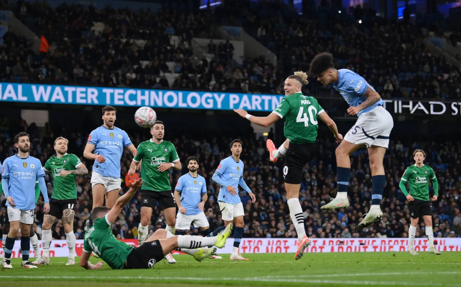 لعب أوريلي دوراً رئيسياً في فوز مانشستر سيتي على بليموث في كأس إنجلترا وسجل هدفين (رويترز)