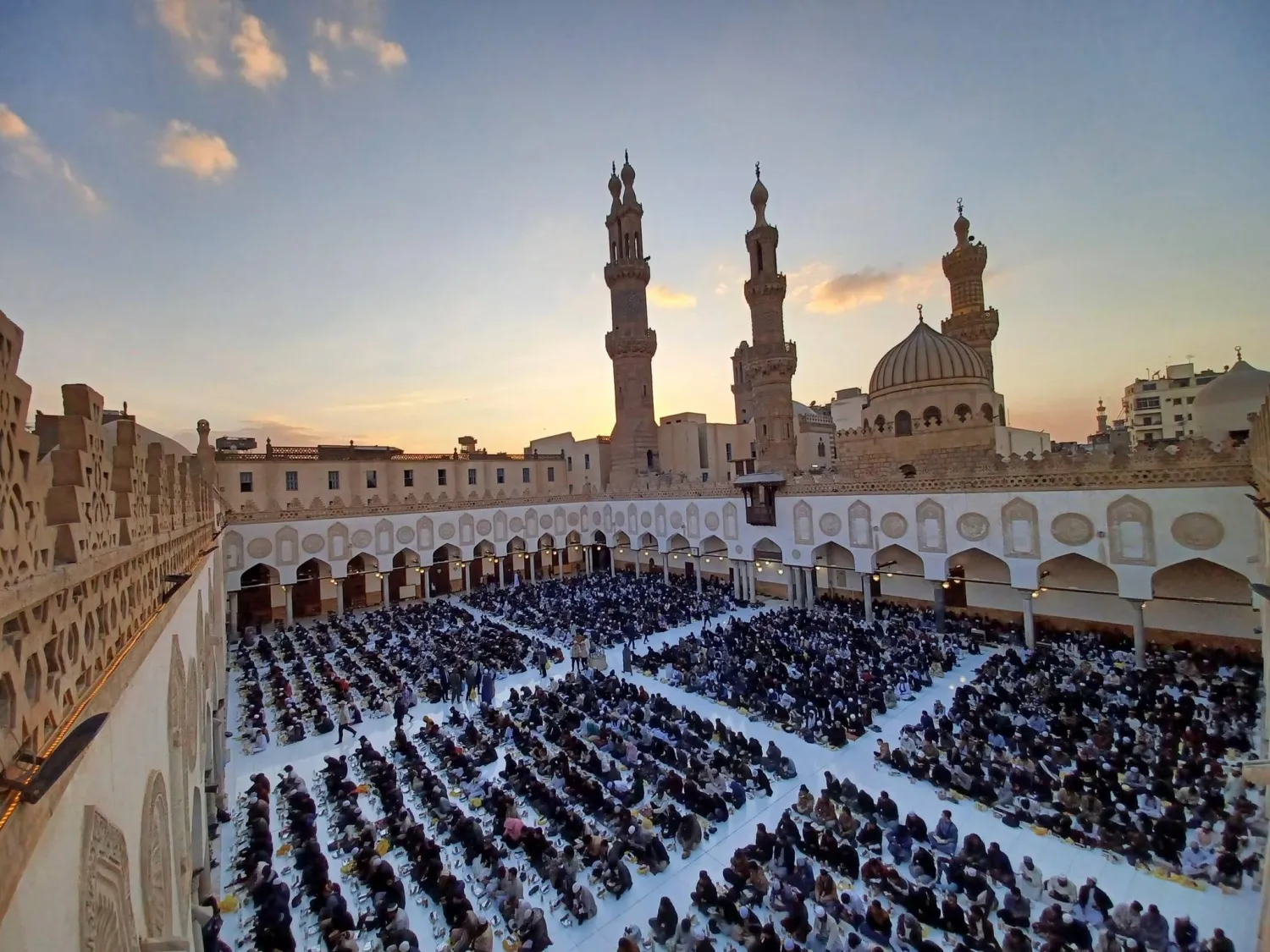 لقطة واسعة لإفطار الصائمين بالجامع الأزهر (الأزهر)
