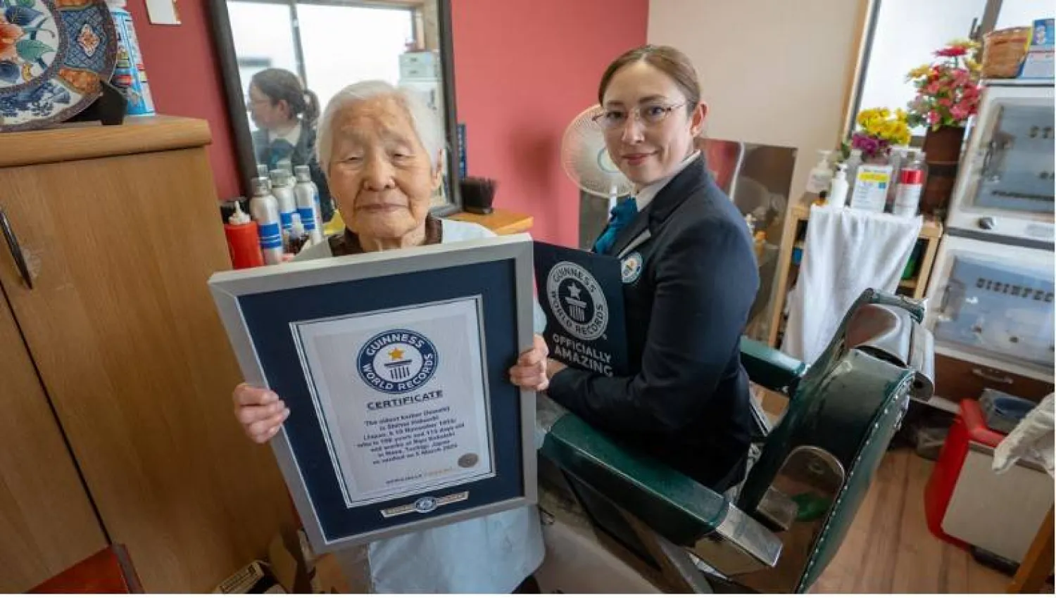 يابانية تبلغ 108 أعوام تحطم الرقم القياسي بصفتها أكبر حلاقة سناً في العالم