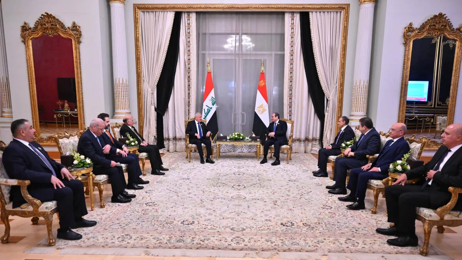 الرئيس المصري عبد الفتاح السيسي التقى الرئيس العراقي عبد اللطيف رشيد على هامش أعمال القمة العربية غير العادية التي استضافتها مصر الثلاثاء الماضي (الرئاسة المصرية)