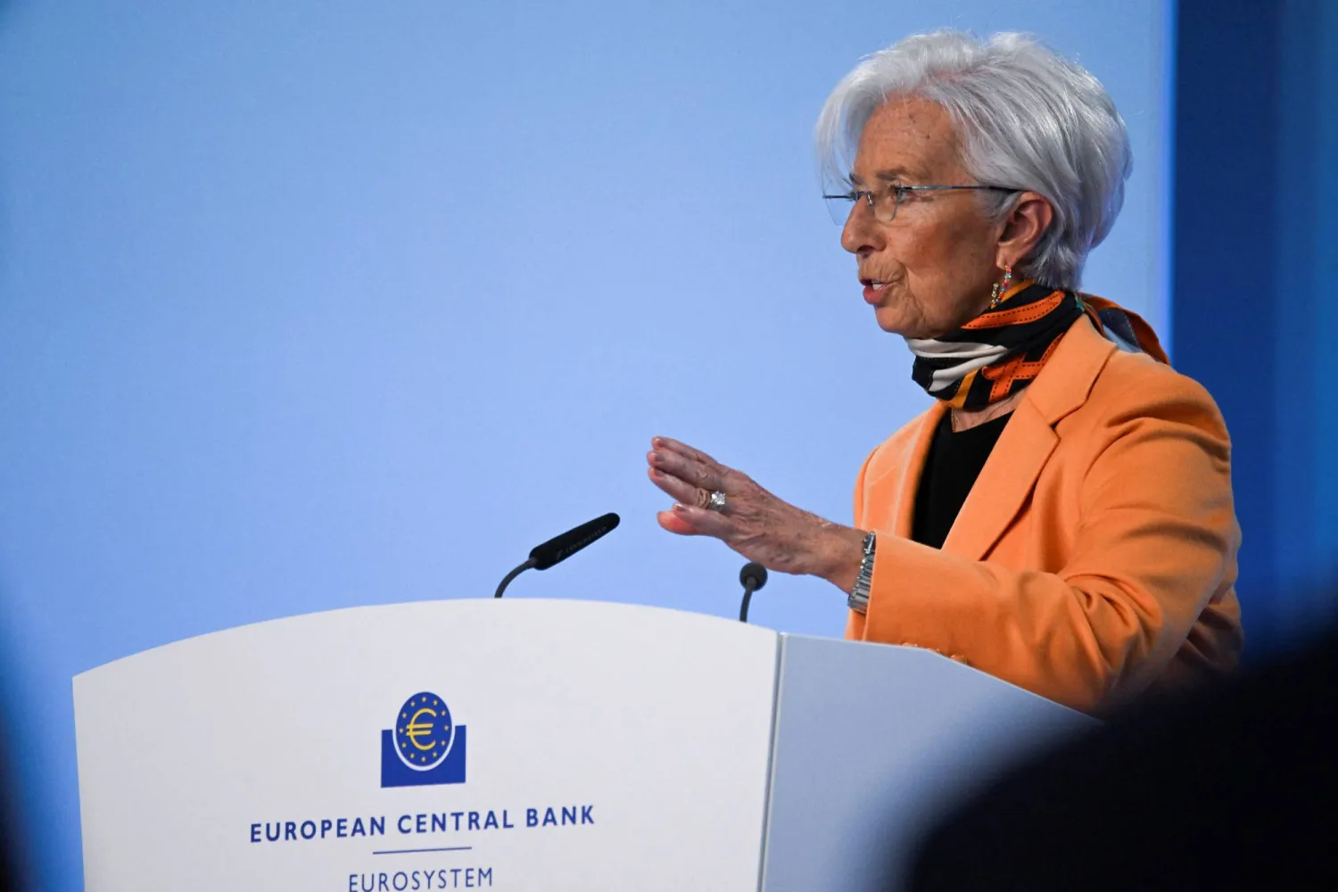 رئيسة المركزي الأوروبي كريستين لاغارد تتحدث إلى وسائل الإعلام عقب اجتماع مجلس الإدارة الشهري للسياسة النقدية في فرنكفورت (رويترز)
