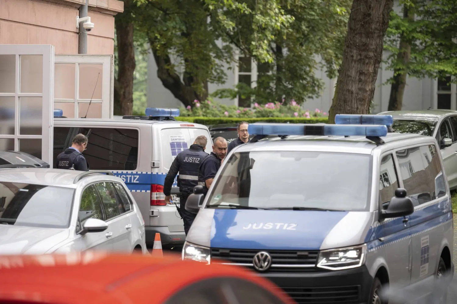 الحكم بالسجن لأعوام عدة بحق 4 من زعماء مؤامرة الانقلاب في ألمانيا واختطاف وزير الصحة الألماني كارل لاوترباخ (أ.ب)