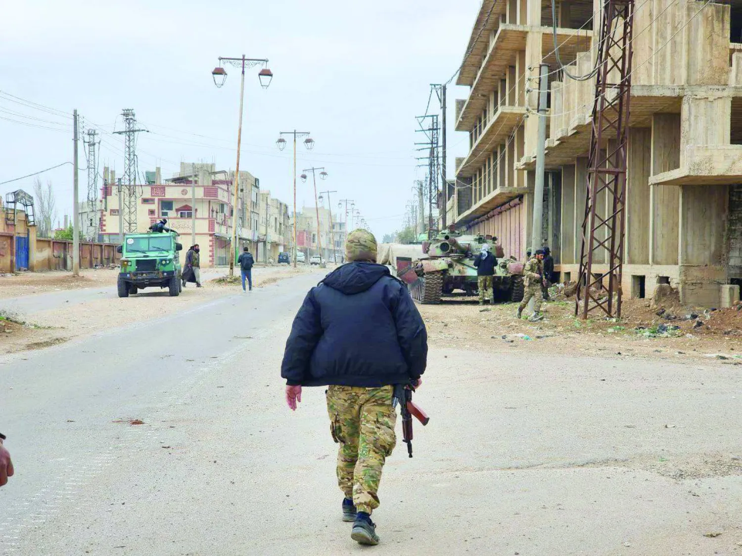 قوات وزارة الدفاع والأمن الداخلي بأحد شوارع بلدة الصنمين في درعا الأربعاء (درعا 24)