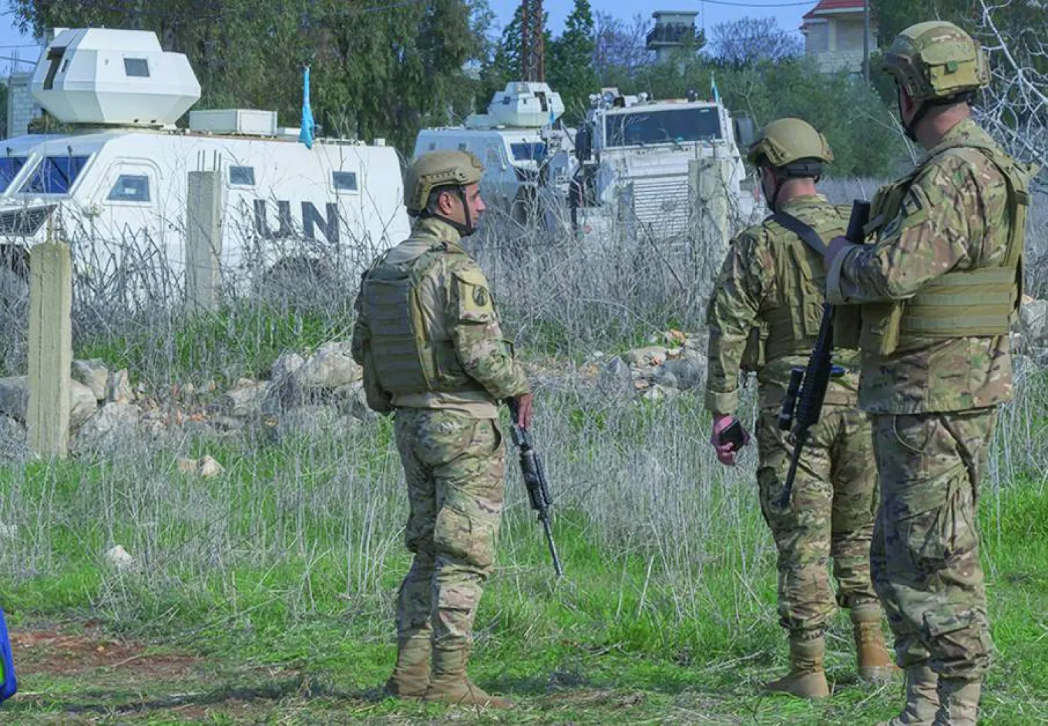 جنود من الجيش اللبناني وأمامهم آليات تتبع قوات «اليونيفيل» جنوب لبنان (الجيش اللبناني عبر منصة «إكس»)