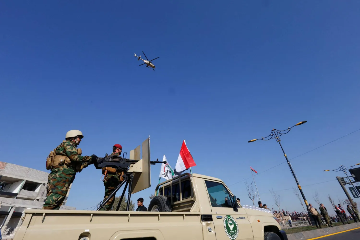 عناصر في «الحشد الشعبي» في مدينة الموصل (رويترز)