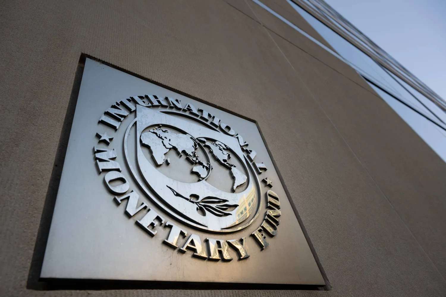 شعار صندوق النقد الدولي على واجهة مبنى المؤتمرات في شارع بنسلفانيا (د.ب.أ)