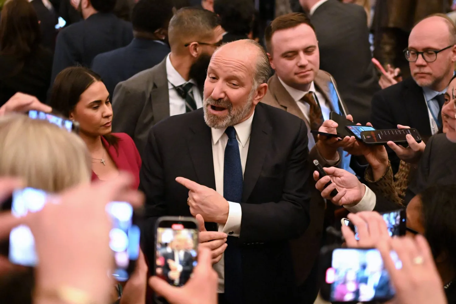 وزير التجارة الأميركي هوارد لوتنيك يتحدث للصحافيين بعد خطاب الرئيس ترمب أمام الكونغرس (أ.ف.ب)