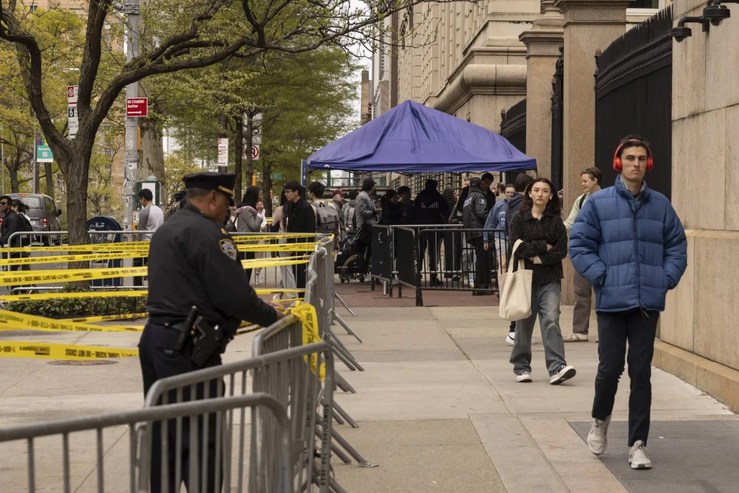 ضباط شرطة عند الأسوار خارج جامعة كولومبيا... السبت 27 أبريل 2024 في نيويورك بينما يواصل الطلاب المحتجون على الحرب بين إسرائيل و«حماس» مظاهراتهم في حرم الجامعات بجميع أنحاء الولايات المتحدة (أ.ب)