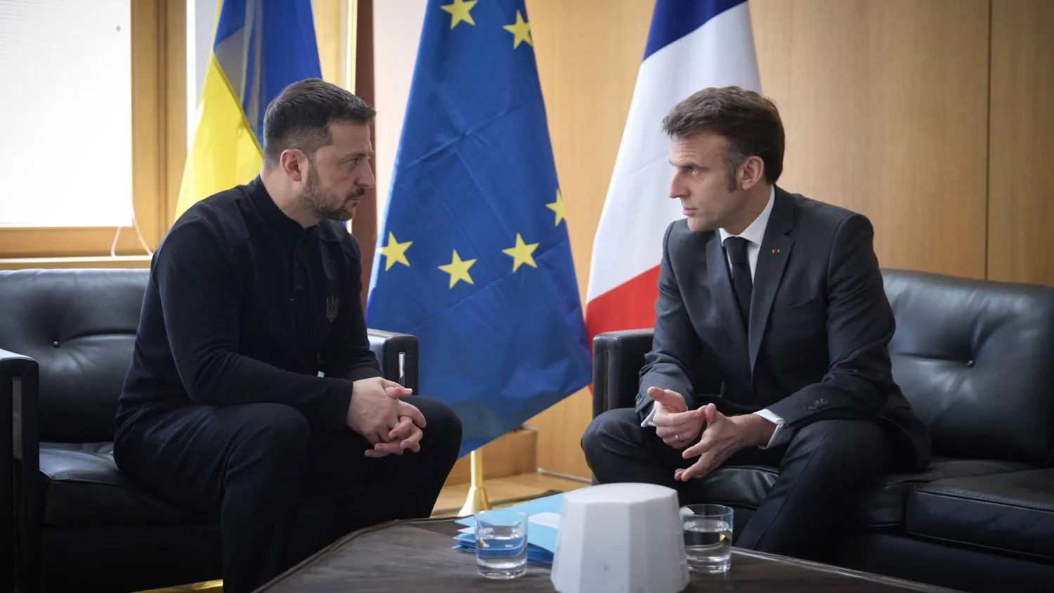 الرئيس الأوكراني فولوديمير زيلينسكي خلال محادثات مع نظيره الفرنسي إيمانويل ماكرون (حساب زيلينسكي عبر منصة «إكس»)